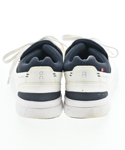 On รองเท้าผ้าใบ