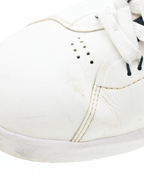 On รองเท้าผ้าใบ