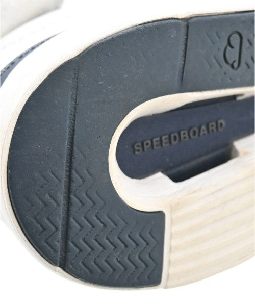 On รองเท้าผ้าใบ