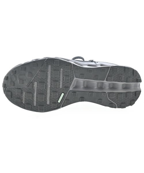 On รองเท้าผ้าใบ