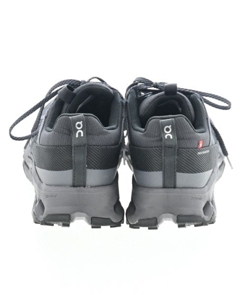 On รองเท้าผ้าใบ