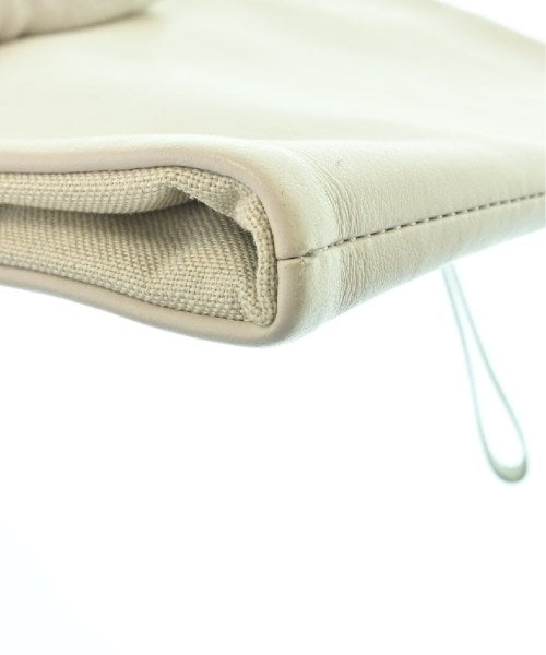 WANT LES ESSENTIELS คลัตช์