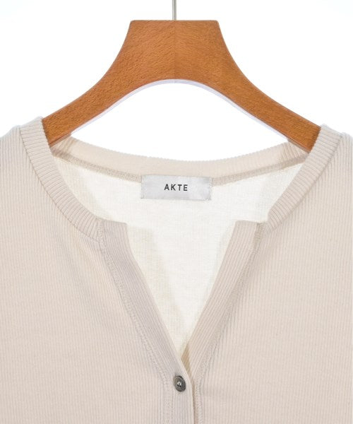 AKTE เสื้อยืด/เสื้อท็อปส์