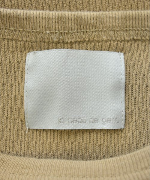 la peau de gem เสื้อยืด/เสื้อท็อปส์