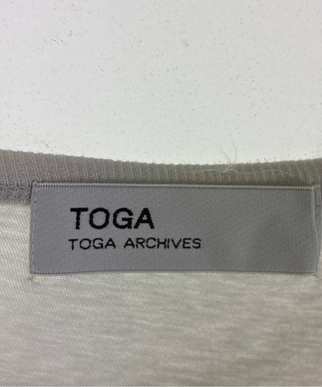 TOGA เสื้อยืด/เสื้อท็อปส์