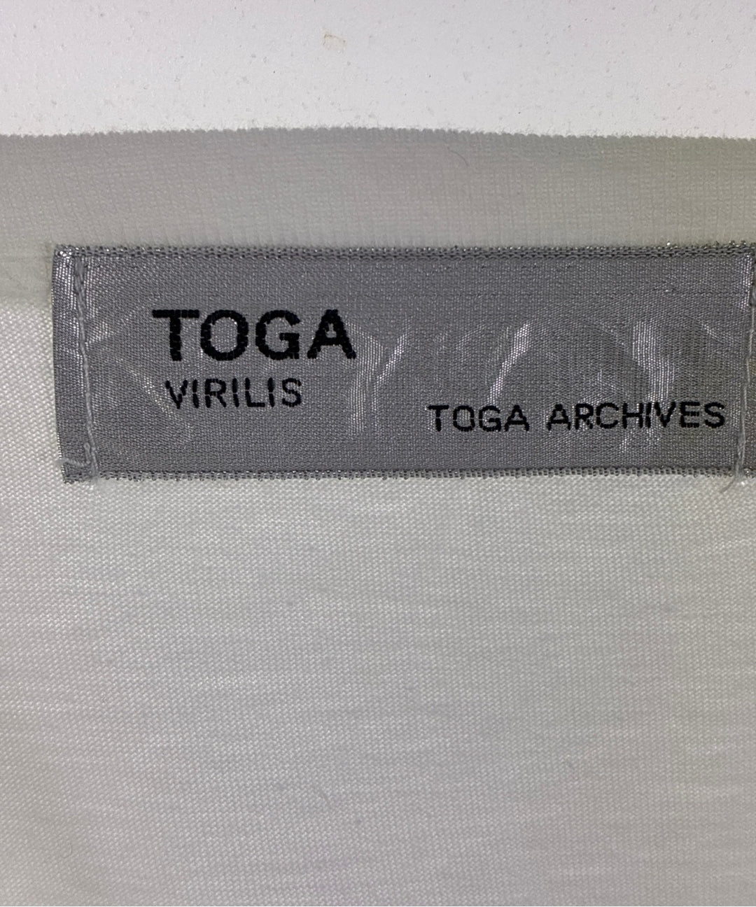 TOGA เสื้อยืด/เสื้อท็อปส์