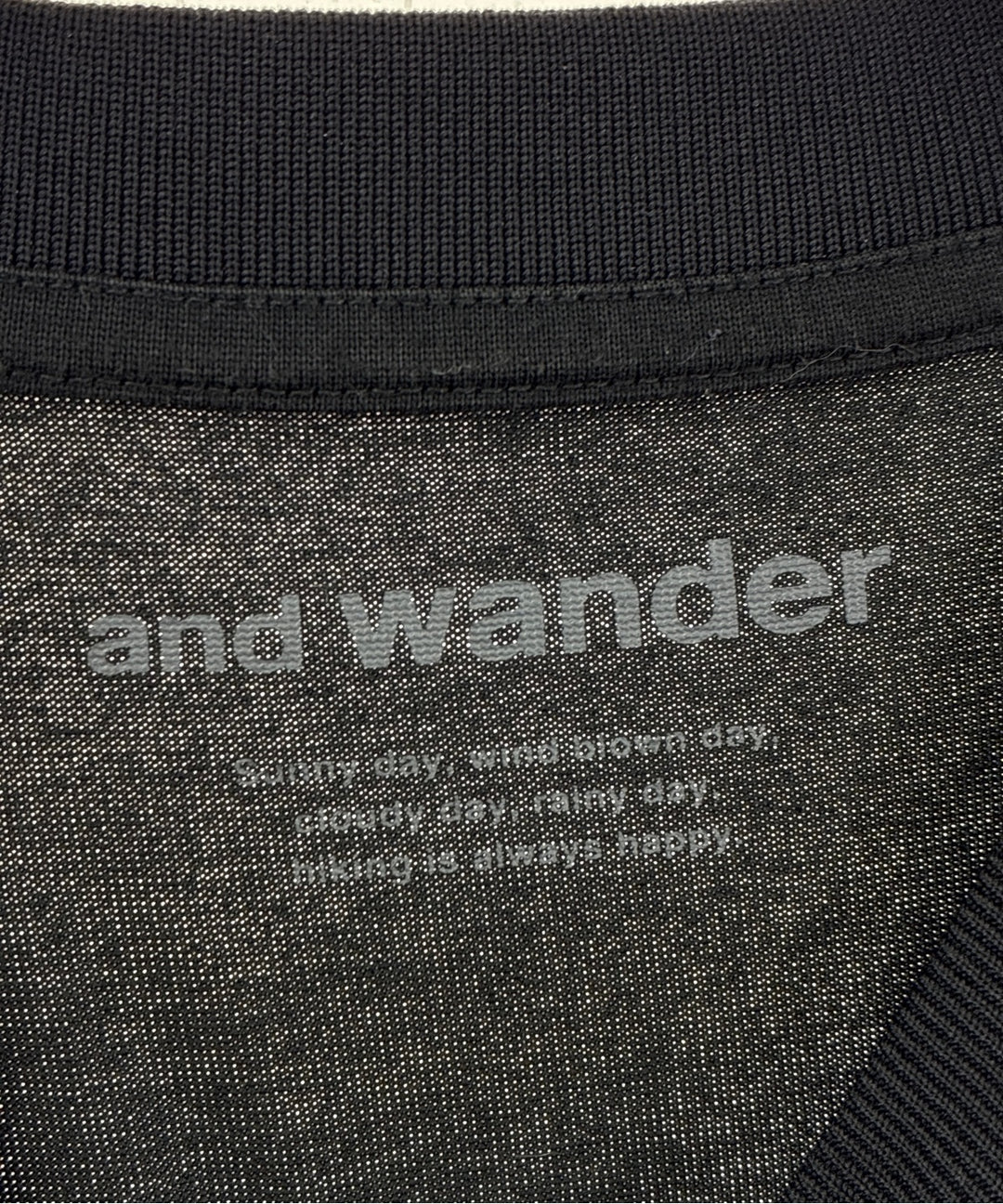 and wander เสื้อยืด/เสื้อท็อปส์