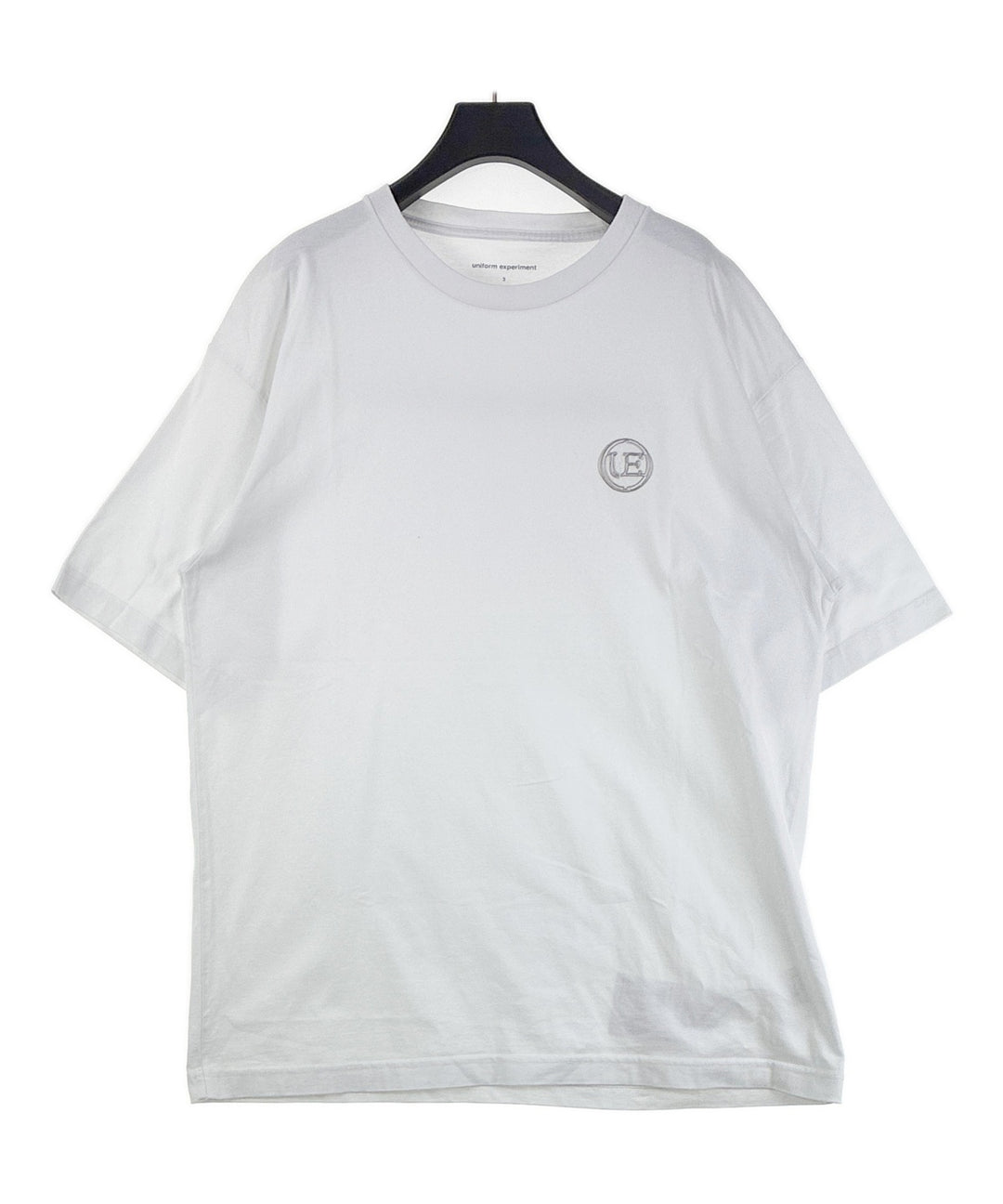 uniform experiment เสื้อยืด/เสื้อท็อปส์