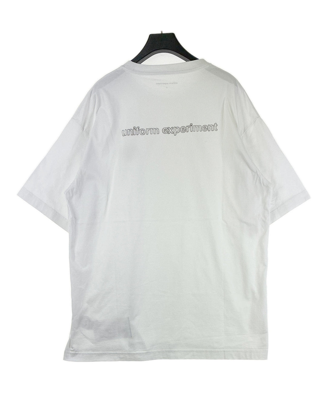 uniform experiment เสื้อยืด/เสื้อท็อปส์