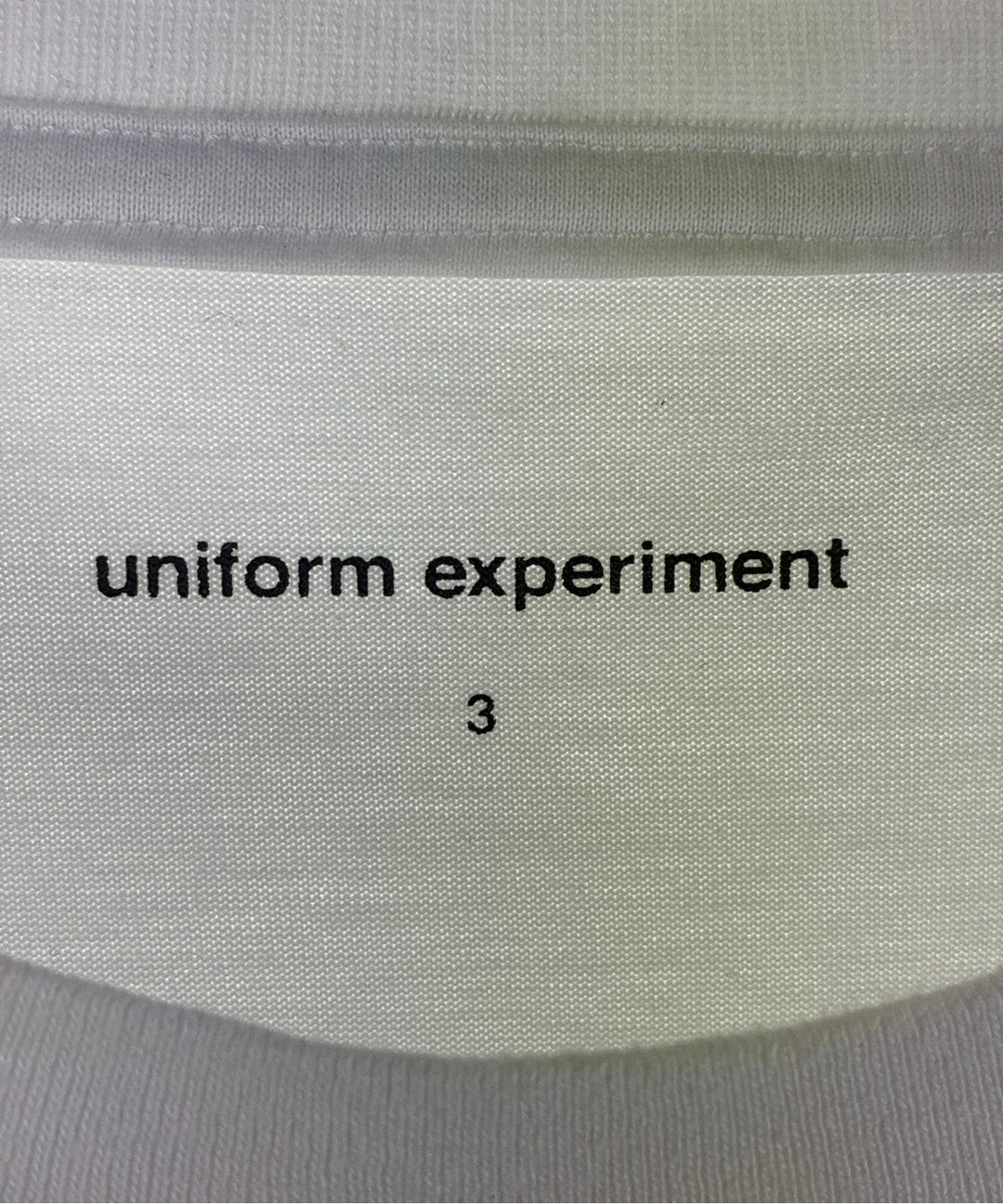 uniform experiment เสื้อยืด/เสื้อท็อปส์