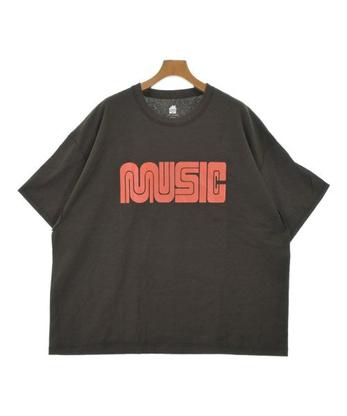 is-ness เสื้อยืด/เสื้อท็อปส์