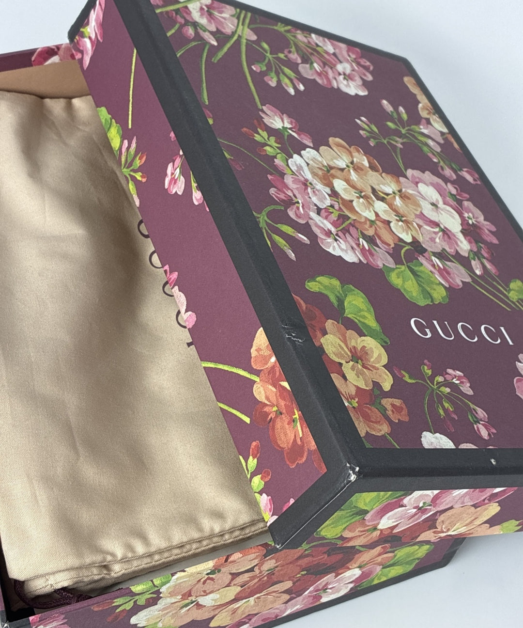 GUCCI รองเท้าผ้าใบ