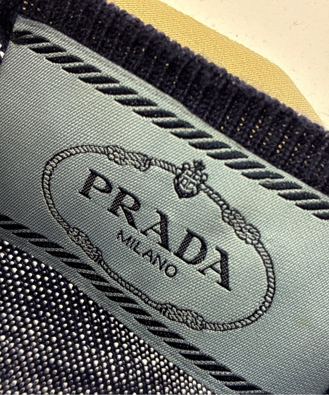 PRADA เสื้อกันหนาว