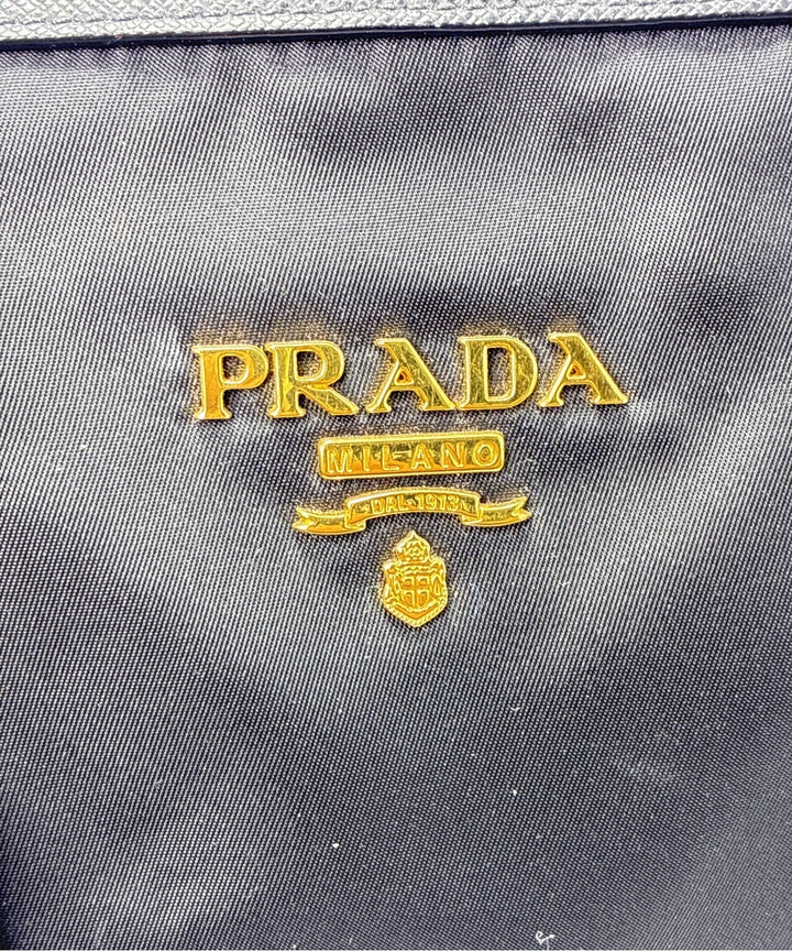 PRADA กระเป๋าถือ