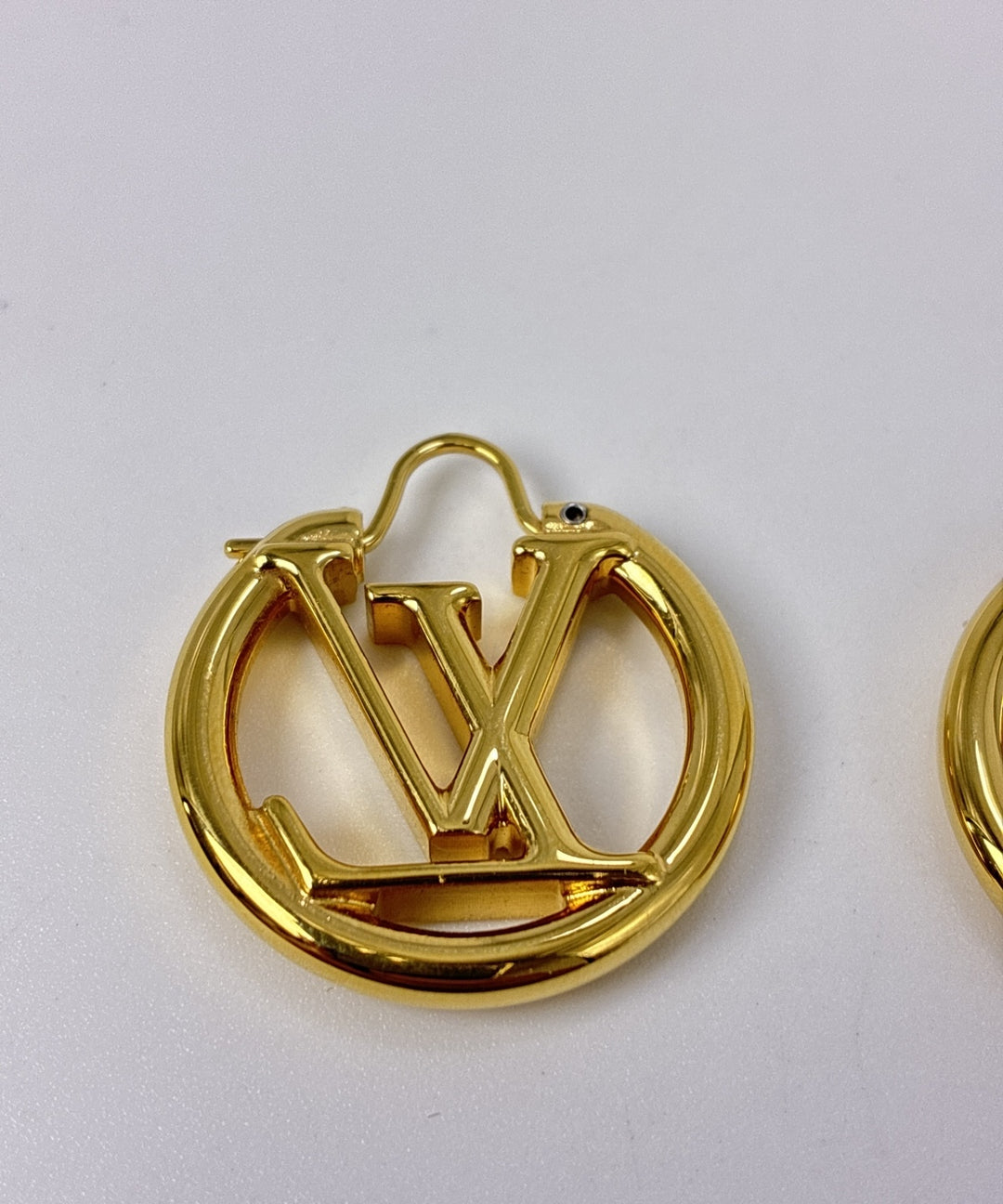 LOUIS VUITTON เจาะ