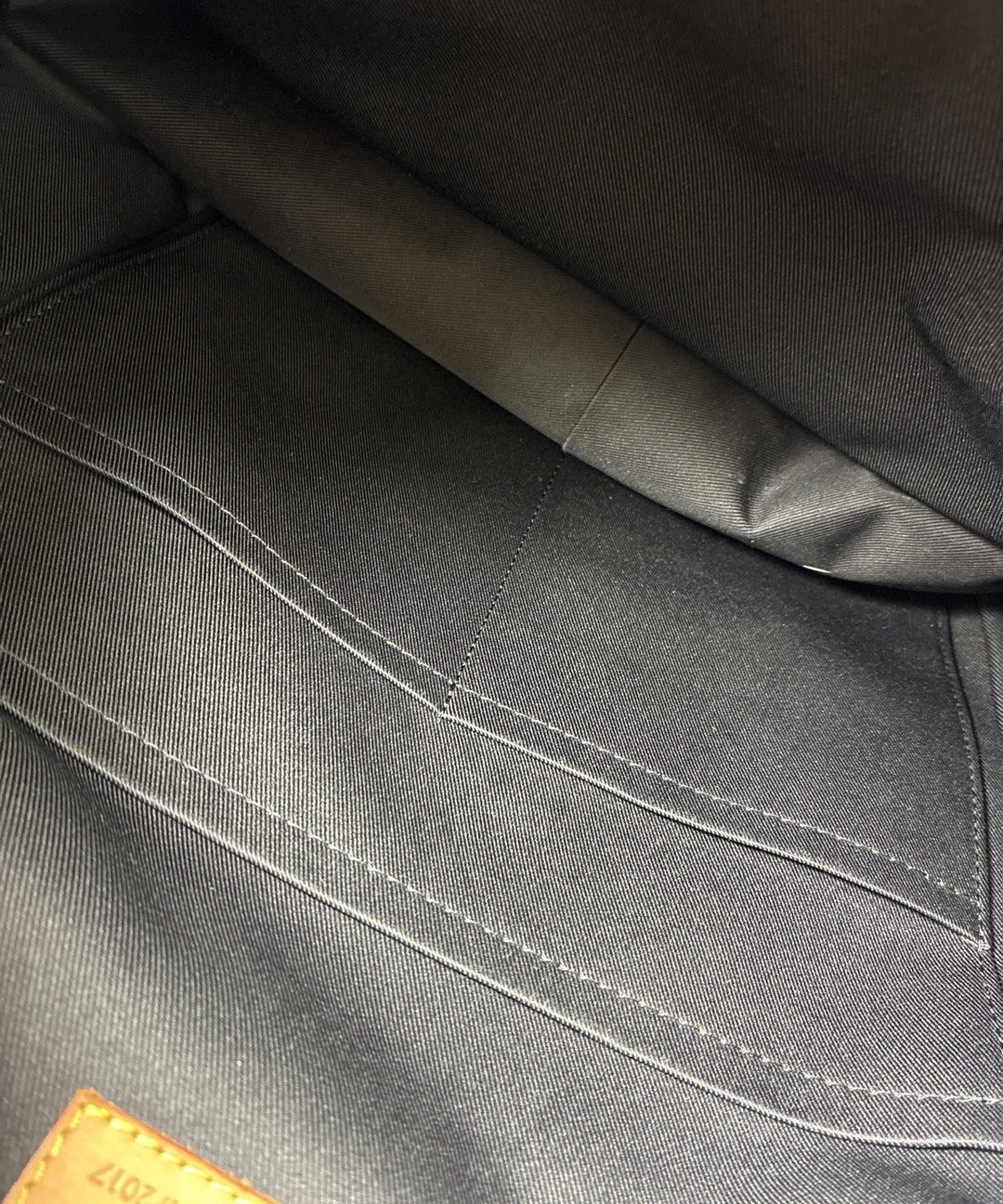 LOUIS VUITTON เป้สะพายหลัง