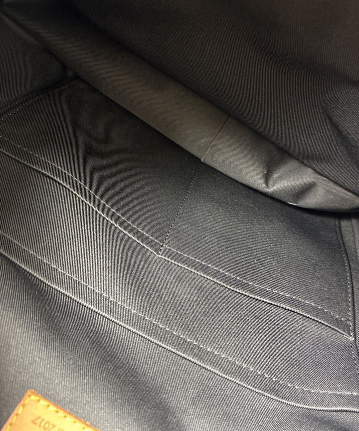 LOUIS VUITTON เป้สะพายหลัง