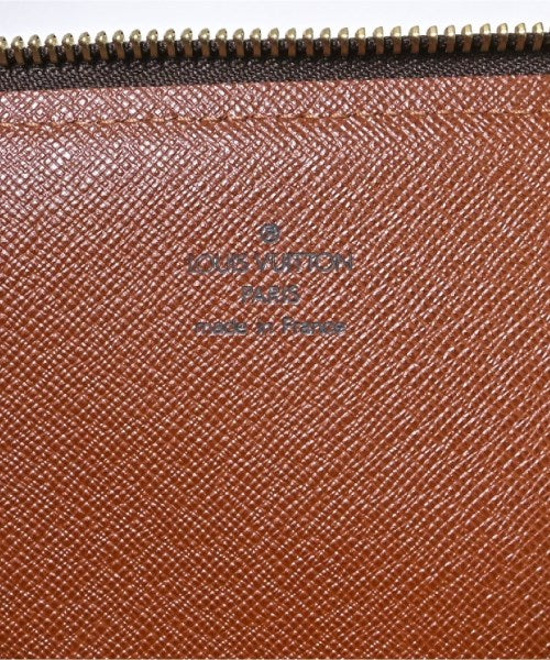 LOUIS VUITTON คลัตช์