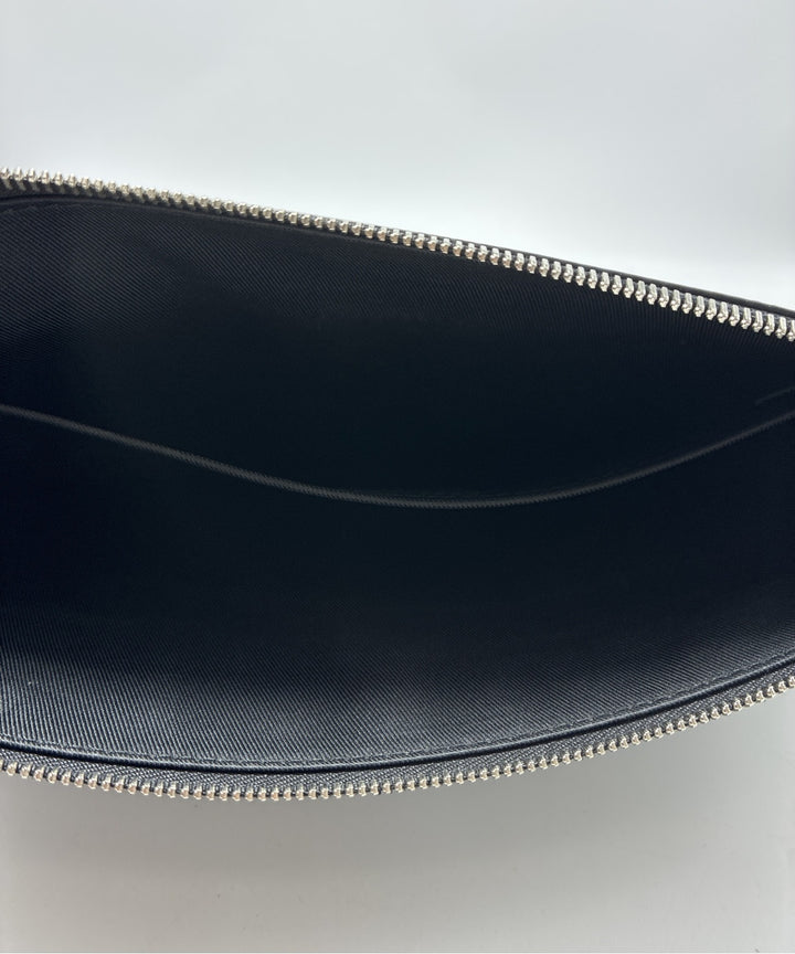 LOUIS VUITTON คลัตช์