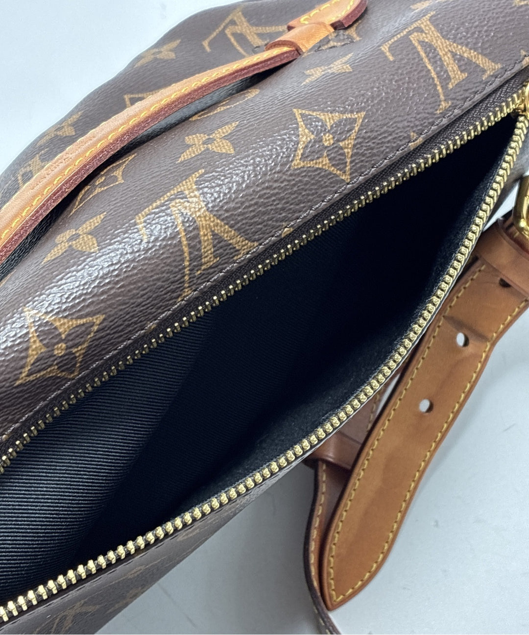 LOUIS VUITTON กระเป๋าสะพาย