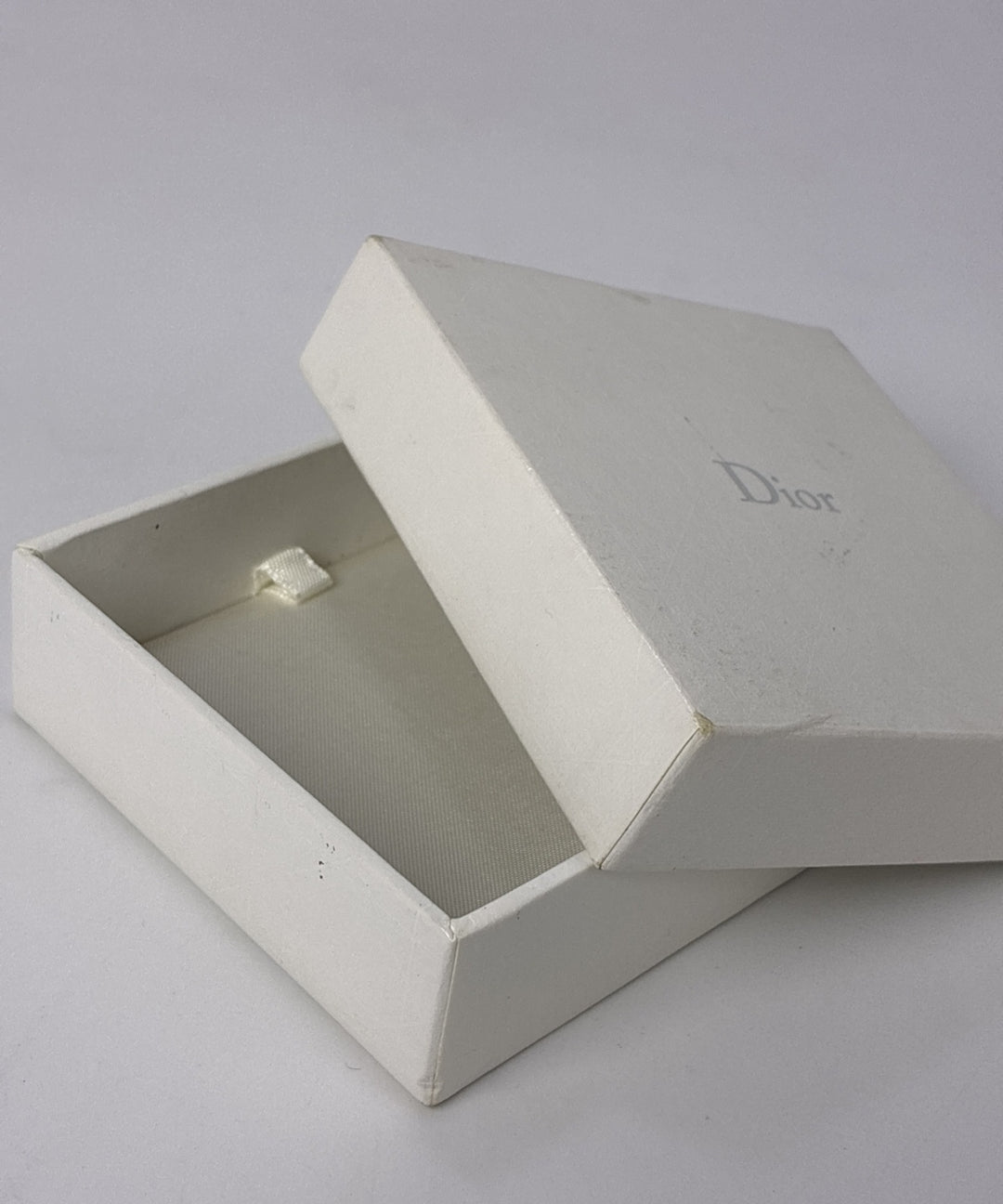 Christian Dior เจาะ