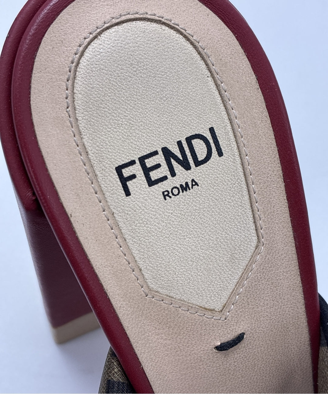 FENDI รองเท้าสวมทางการ