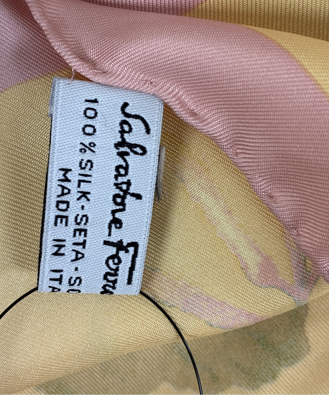 Salvatore Ferragamo ผ้าพันคอ