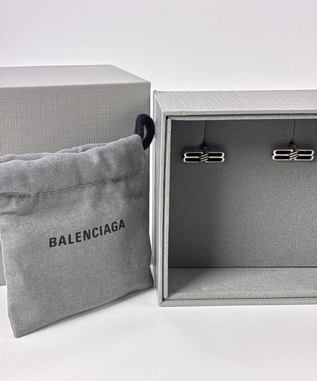 BALENCIAGA เจาะ