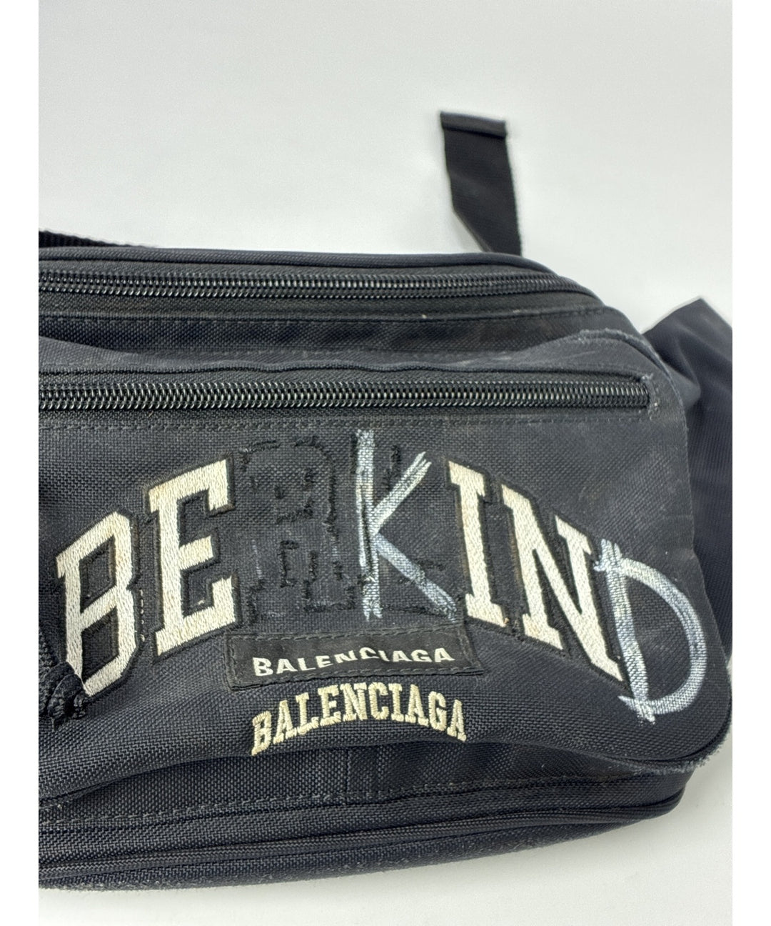 BALENCIAGA กระเป๋าสะพาย