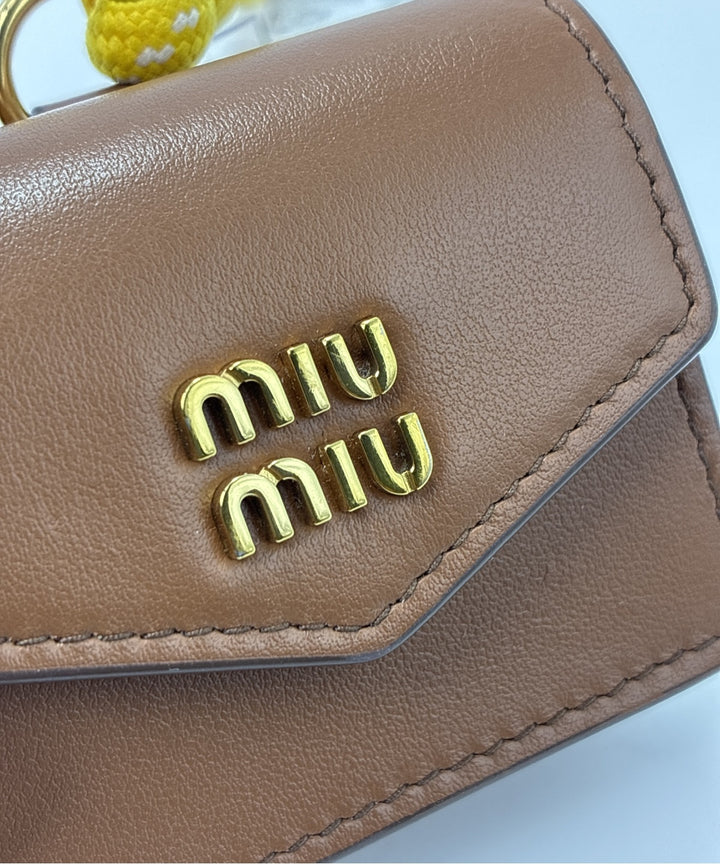 Miu Miu เครื่องประดับบนกระเป๋า