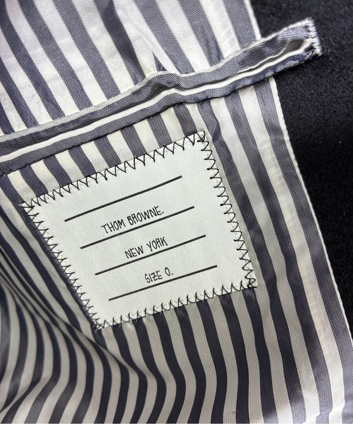 THOM BROWNE เสื้อโค้ทดัฟเฟิล