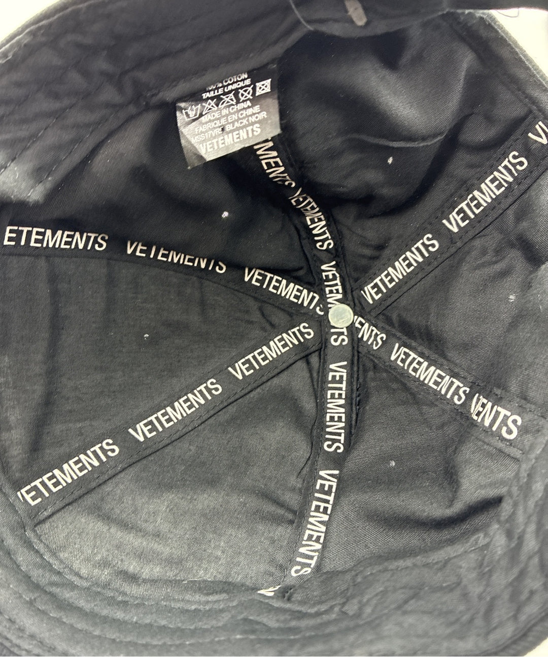 VETEMENTS หมวกแก๊ป