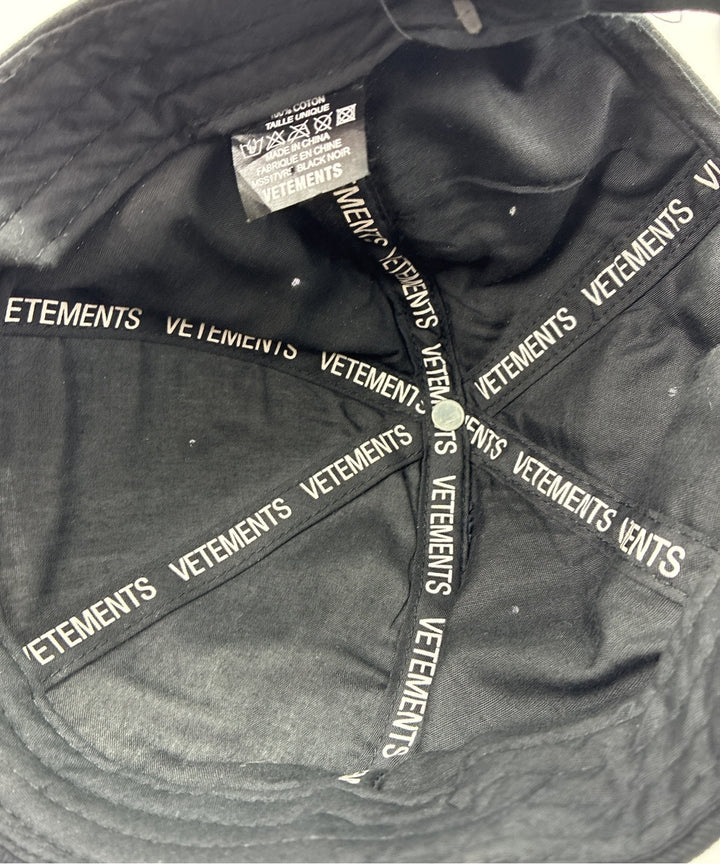 VETEMENTS หมวกแก๊ป