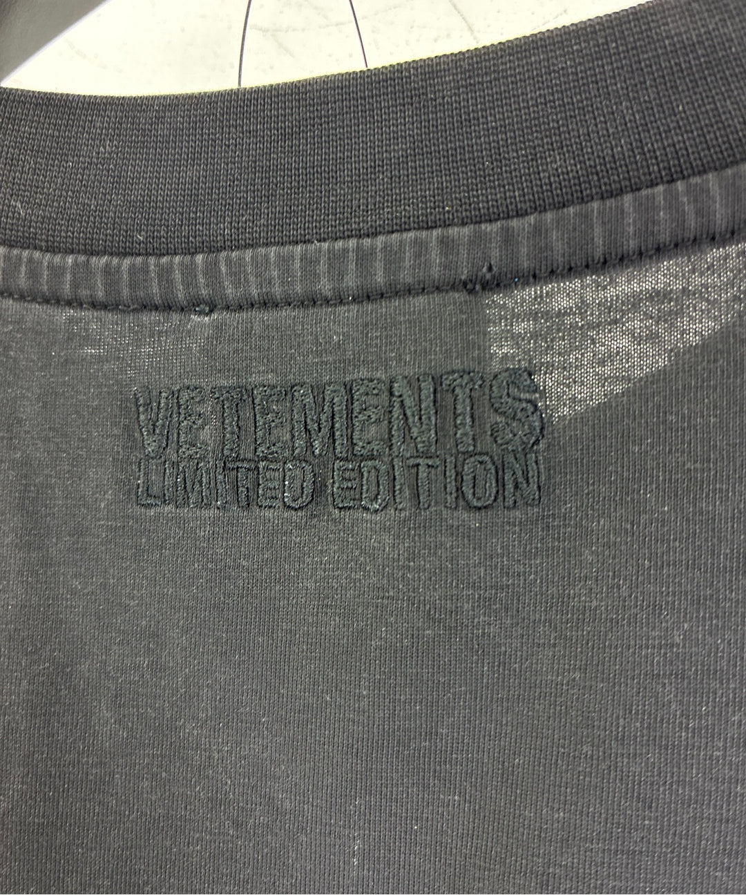 VETEMENTS เสื้อยืด/เสื้อท็อปส์