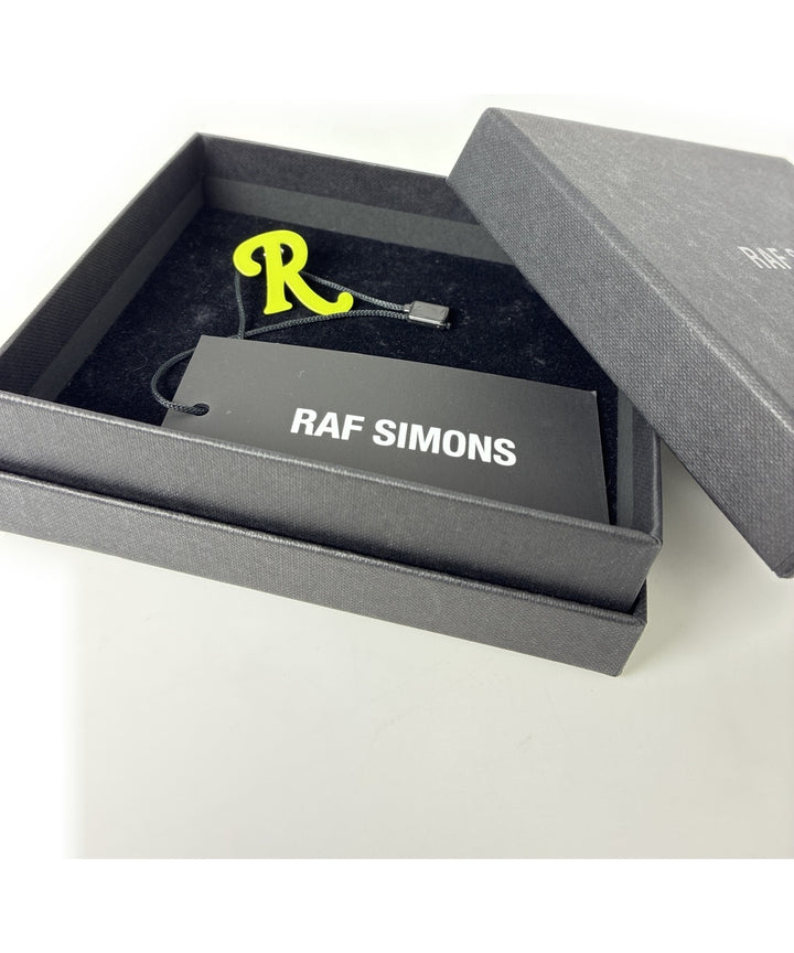 RAF SIMONS เจาะ