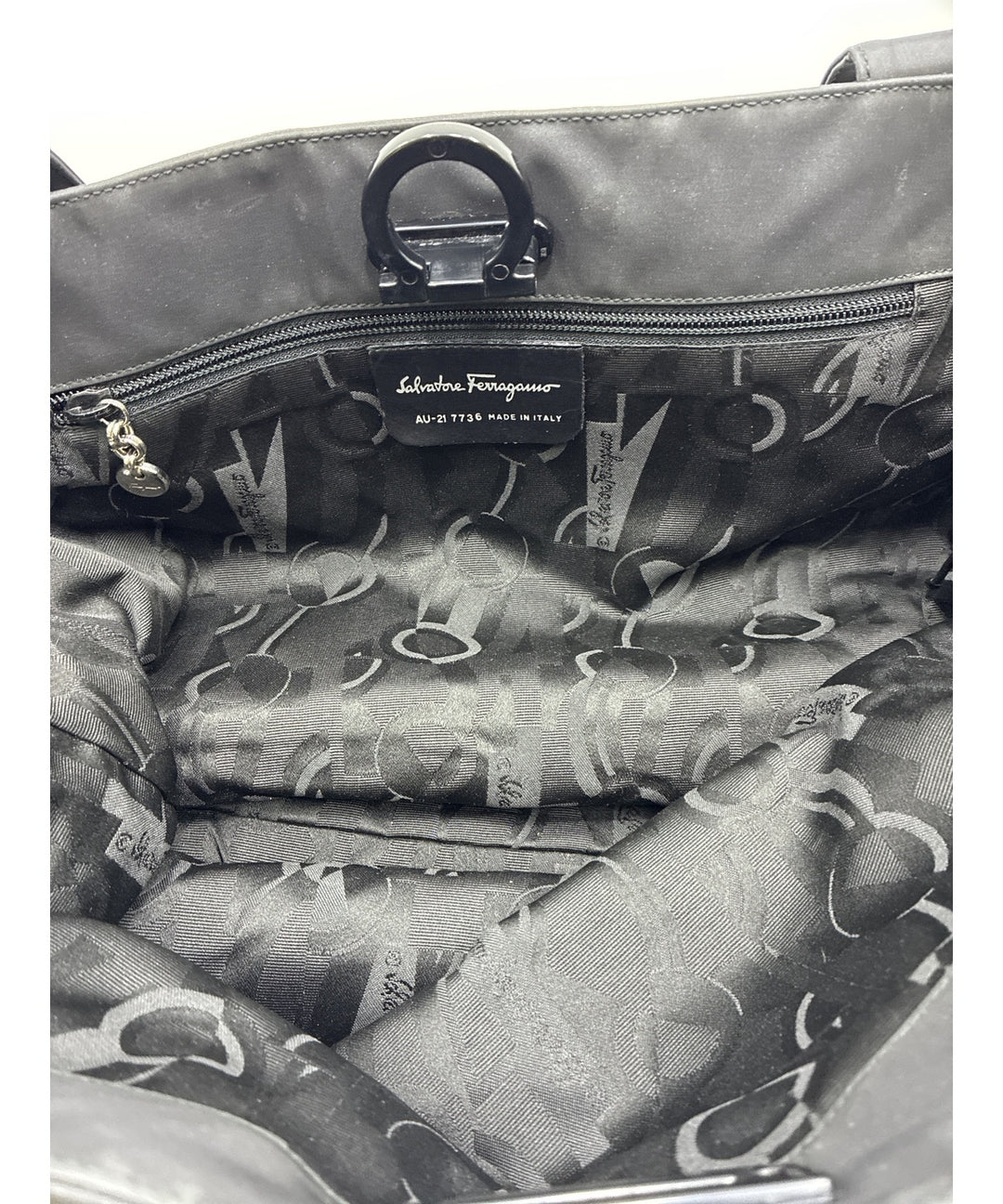 Salvatore Ferragamo กระเป๋าถือขนาดใหญ่