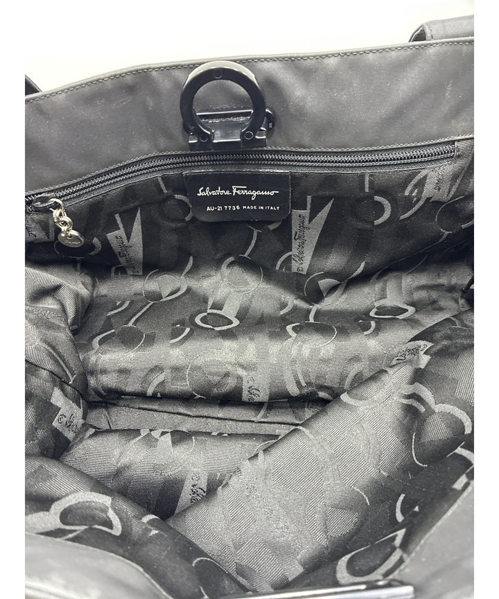 Salvatore Ferragamo กระเป๋าถือขนาดใหญ่