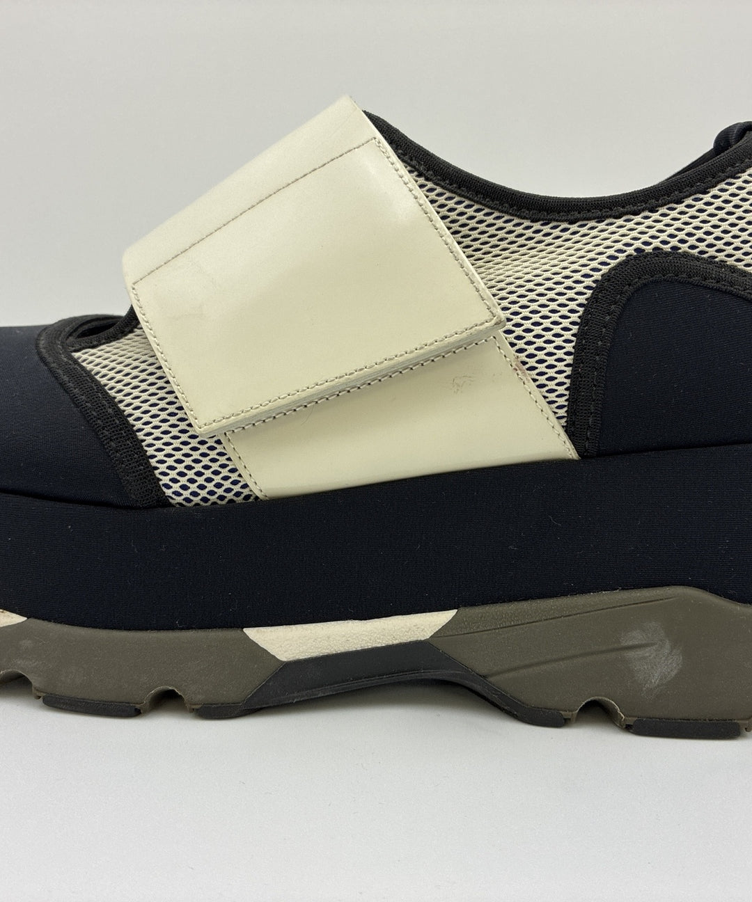 MARNI รองเท้าผ้าใบ