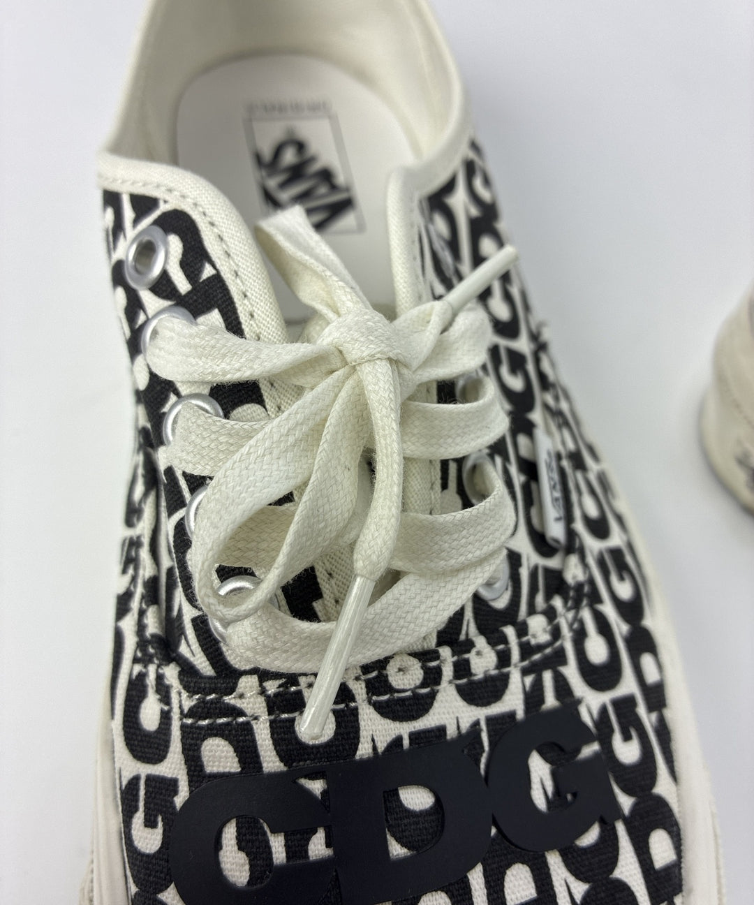 CDG รองเท้าผ้าใบ