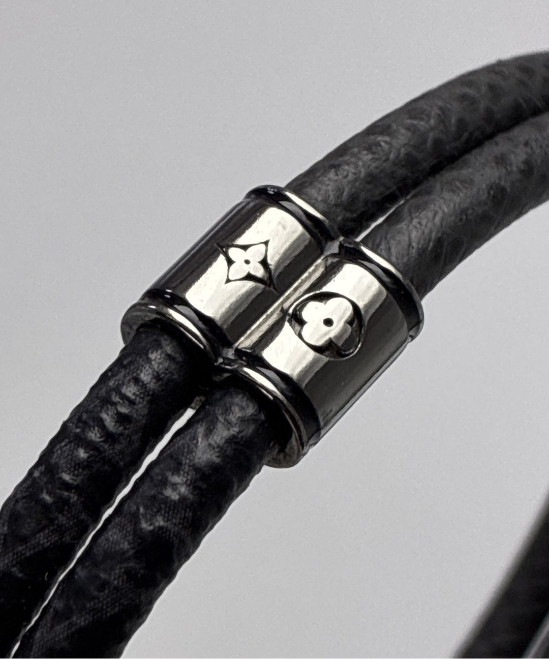 LOUIS VUITTON สร้อยข้อมือ/กำไล