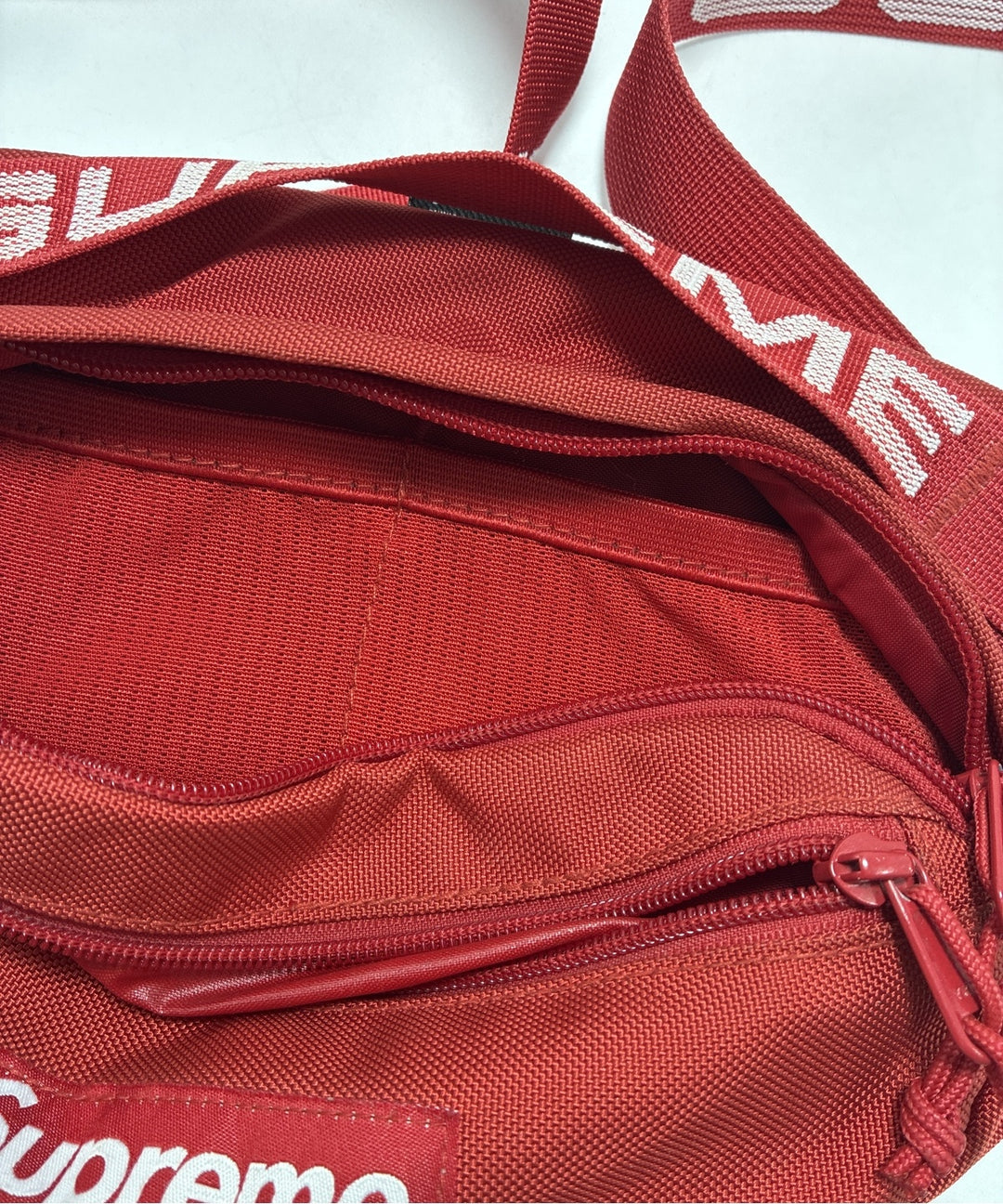 Supreme กระเป๋าสะพาย