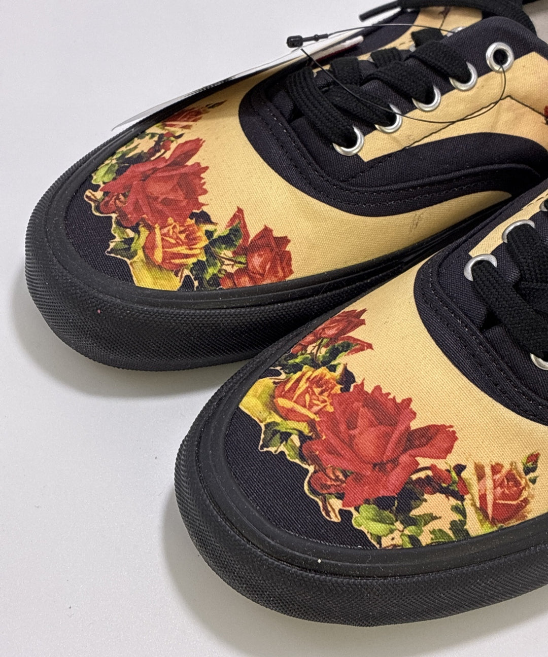 Supreme รองเท้าผ้าใบ