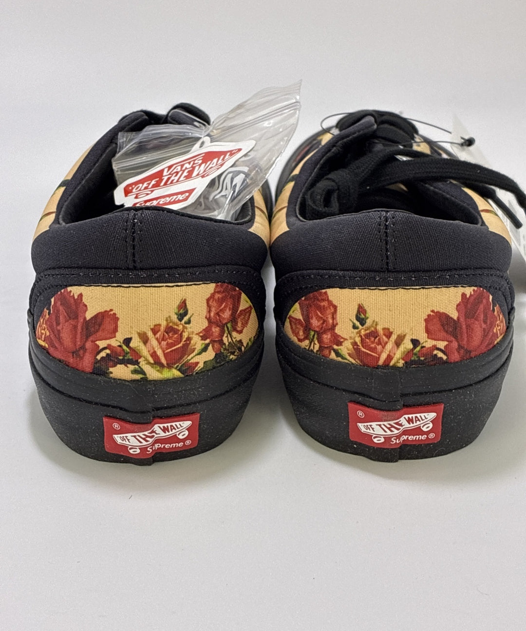 Supreme รองเท้าผ้าใบ