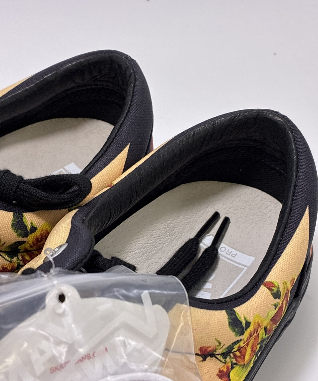 Supreme รองเท้าผ้าใบ