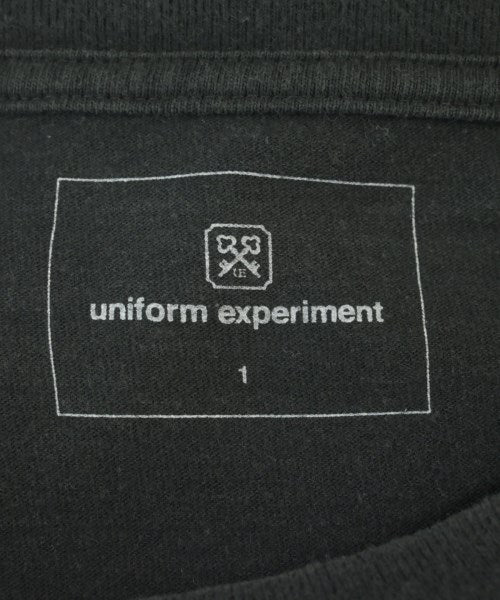 uniform experiment เสื้อยืด/เสื้อท็อปส์