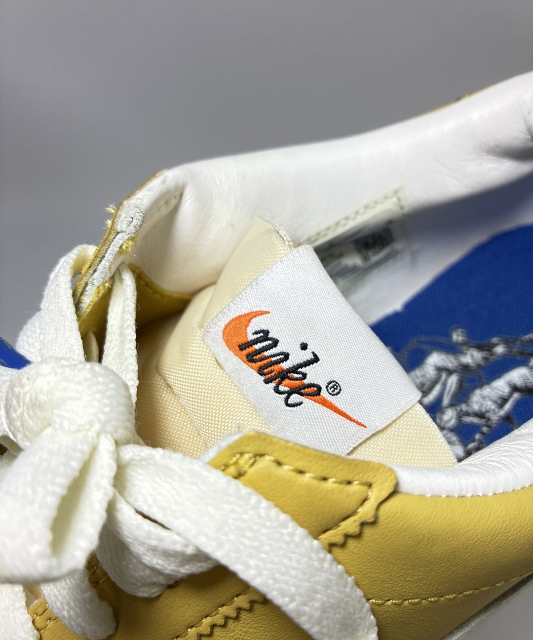 NIKE รองเท้าผ้าใบ