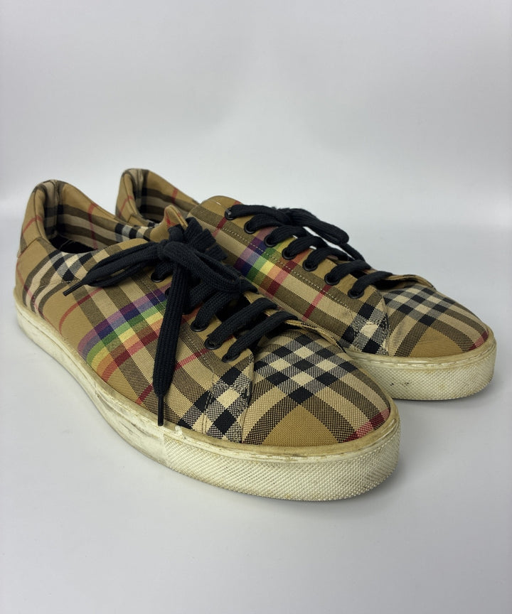 BURBERRY รองเท้าผ้าใบ