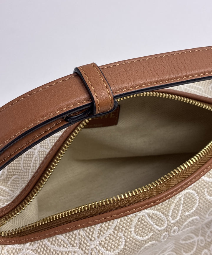 LOEWE กระเป๋าถือ