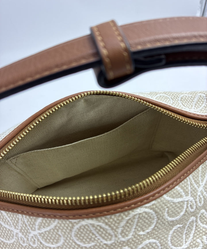 LOEWE กระเป๋าถือ