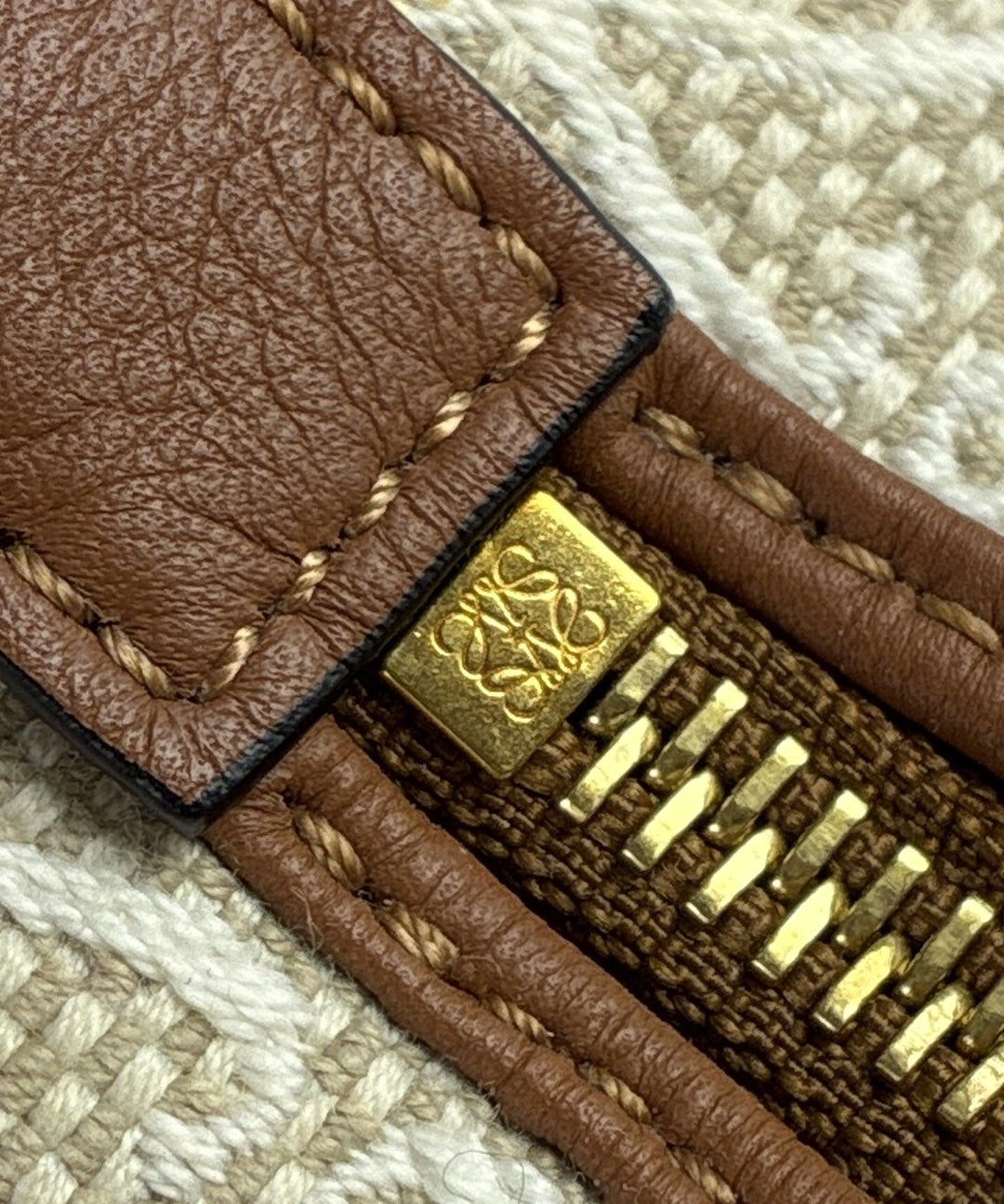 LOEWE กระเป๋าถือ